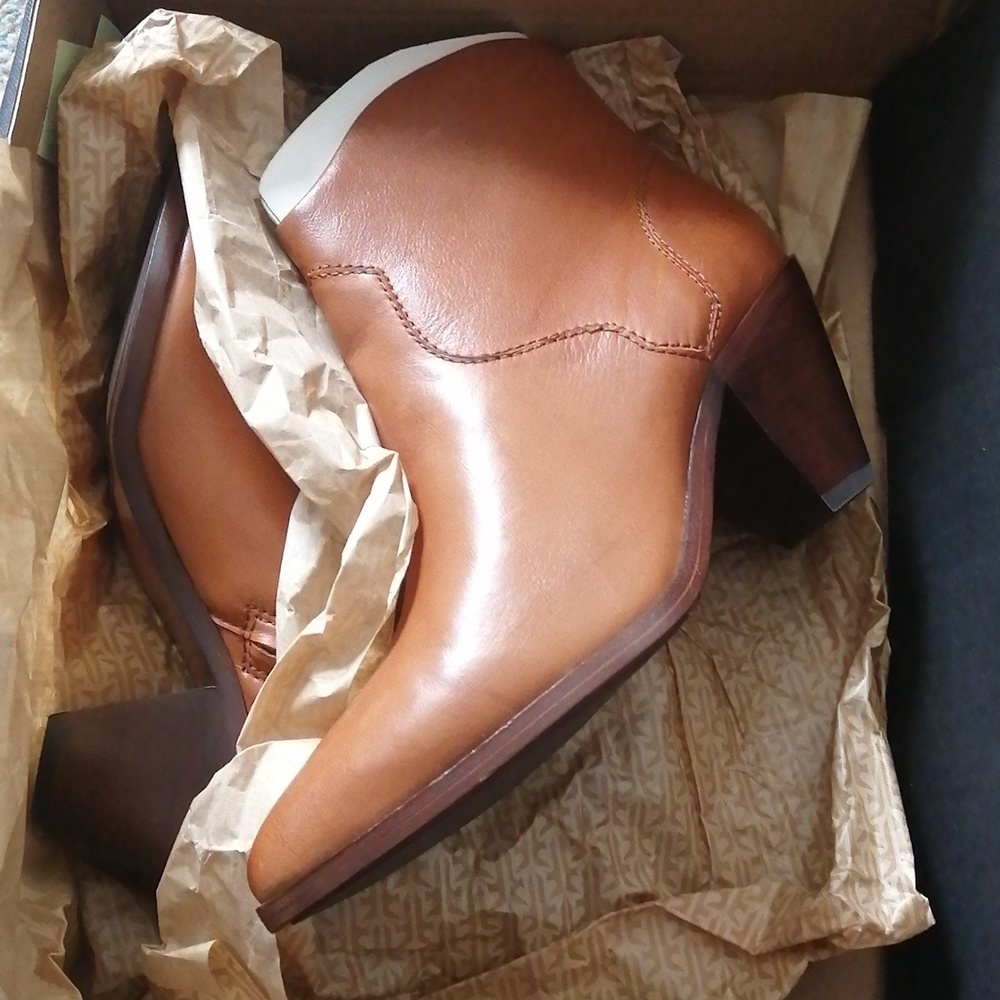 Short Sale New Frye heel boots Sz 7.5